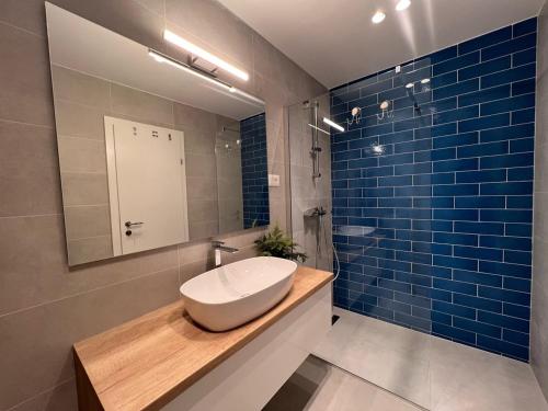 One-Bedroom Apartment with Balcony and Sea View image 7