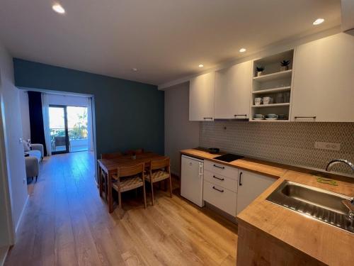 One-Bedroom Apartment with Balcony and Sea View image 5