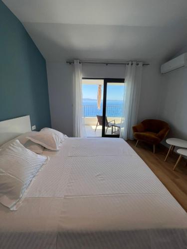 One-Bedroom Apartment with Balcony and Sea View image 10