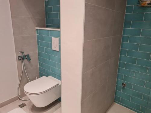 One-Bedroom Apartment with Balcony and Sea View image 6
