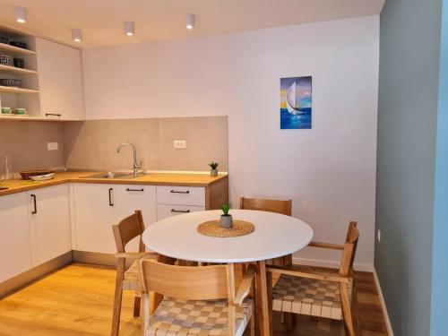 One-Bedroom Apartment with Balcony and Sea View image 4
