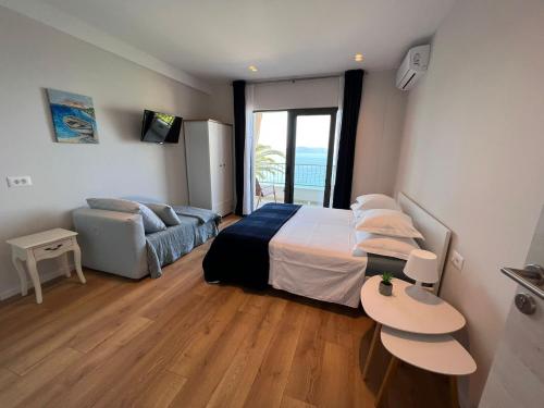 Studio with Balcony and Sea View image 6