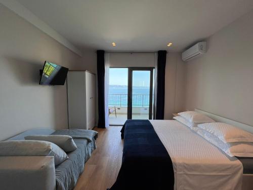 Studio with Balcony and Sea View image 5