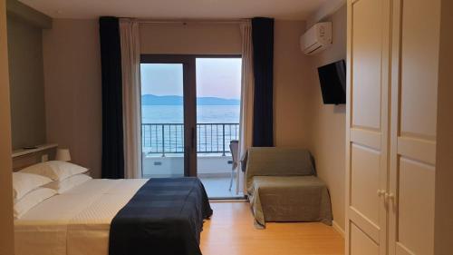 Studio with Balcony and Sea View image 10