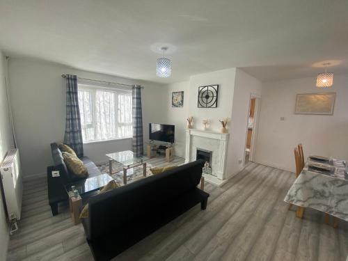 Comfy & Affordable home - Sleeps 7, free off-street parking near City centre, Cadbury World & Cannon Hill Park