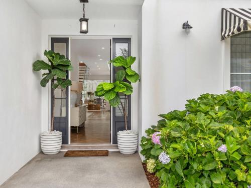 Coastal Luxe - 200m to the Beach plus Pool