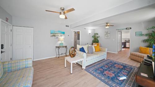 Jacksonville Beach Home - Walk to Beach, Bars & Restaurants - Pet Friendly in Jacksonville Beach, USA
