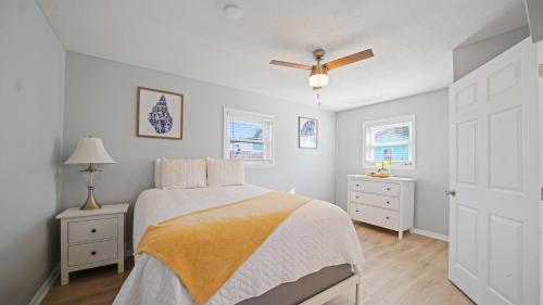 Jacksonville Beach Home - Walk to Beach, Bars & Restaurants - Pet Friendly in Jacksonville Beach, USA