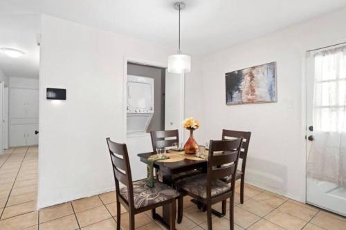 SAT Airport, 4 BdRms, Large Group, Wheelchair in San Antonio, USA