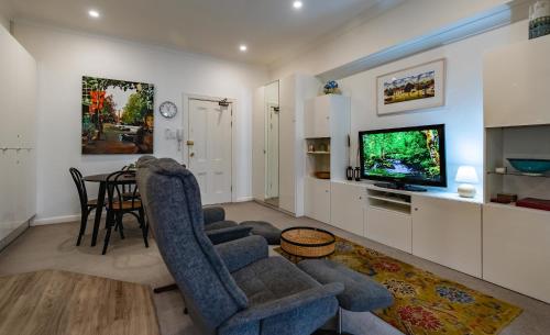 Oversized Potts Point Studio - image 9