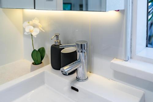 Oversized Potts Point Studio - image 12