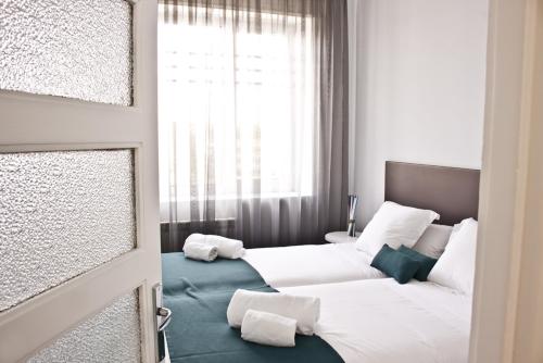 Lux Apartamentos Santiago Lux Apartamentos Santiago is perfectly located for both business and leisure guests in Santiago De Compostela. The hotel has everything you need for a comfortable stay. Facilities like free Wi-Fi in a