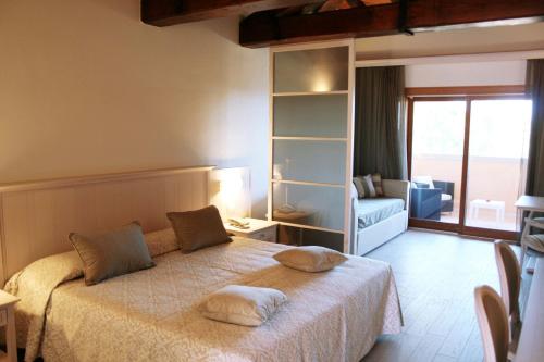 1 queen bed, 1 sofa bed