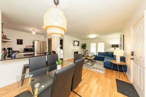 Minutes to Broadway Large 2Br-2Ba with Private balcony and Optional private parking in Nashville, USA
