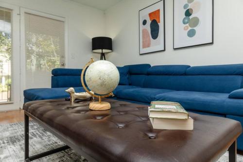 Minutes to Broadway Large 2Br-2Ba with Private balcony and Optional private parking in Nashville, USA