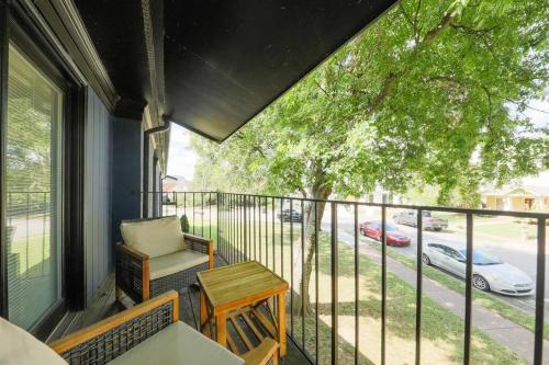 Minutes to Broadway Large 2Br-2Ba with Private balcony and Optional private parking in Nashville, USA