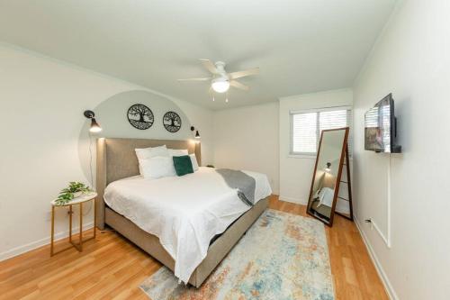 Minutes to Broadway Large 2Br-2Ba with Private balcony and Optional private parking in Nashville, USA