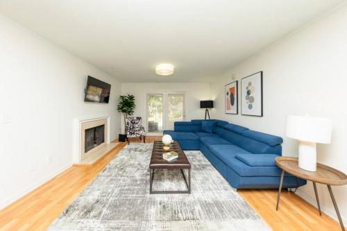 Charming 2BR Retreat with Private Balcony and Optional Parking Walk to Parthenon & Vanderbilt and Mi