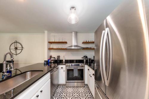 Minutes to Broadway Large 2Br-2Ba with Private balcony and Optional private parking in Nashville, USA