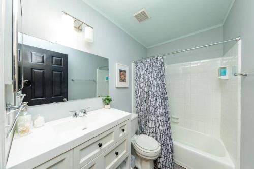Minutes to Broadway Large 2Br-2Ba with Private balcony and Optional private parking in Nashville, USA