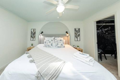 Minutes to Broadway Large 2Br-2Ba with Private balcony and Optional private parking in Nashville, USA