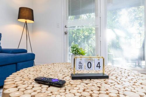 Minutes to Broadway Large 2Br-2Ba with Private balcony and Optional private parking in Nashville, USA