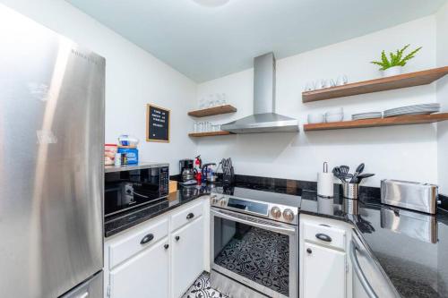 Minutes to Broadway Large 2Br-2Ba with Private balcony and Optional private parking in Nashville, USA