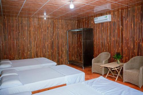 3 twin beds