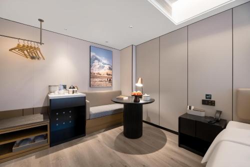 Elegant King Room image 3