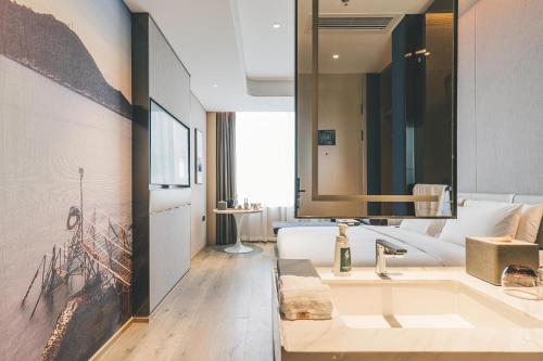 room detail thumbnail 2