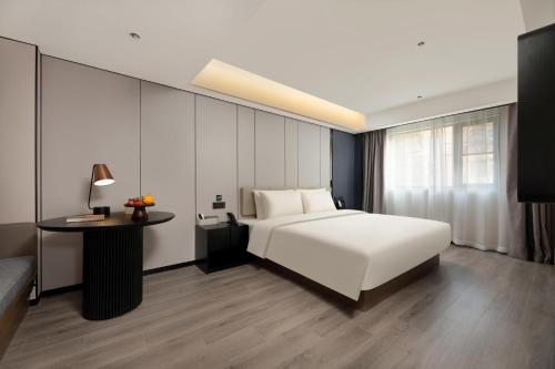 Elegant King Room image 4