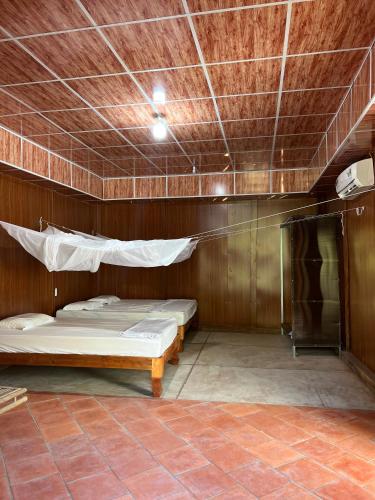 1 double bed, 2 twin beds