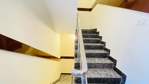 HALF MOON INN – Chennai, IL