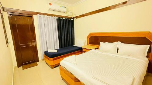 HALF MOON INN – Chennai, IL
