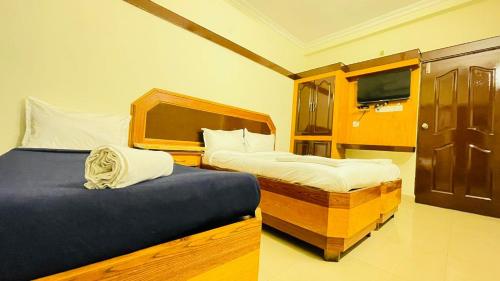 HALF MOON INN – Chennai, IL