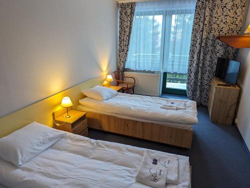 2 twin beds