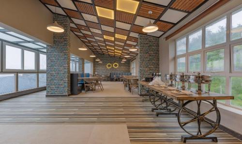 Restaurant, Treebo Windsor Heights in Elk Hills