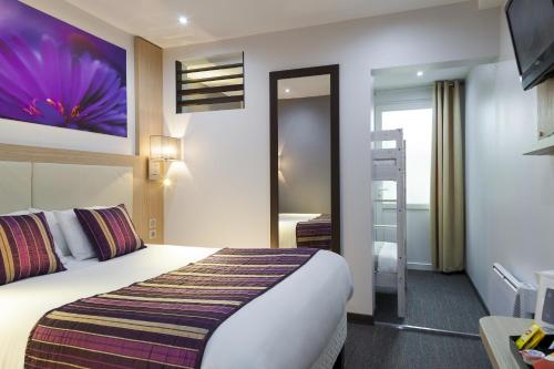 1 double bed, 2 bunk beds