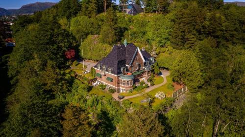 Luxury Historic Villa with private coastline in Külváros