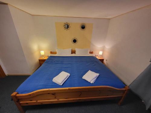 2 bedrooms, 4 beds