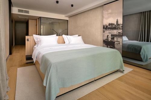 Hotel Ambasador Room Type - Premium Room, 1 King Bed, Balcony, City View Hotel Ambasador Room Type - Premium Room, 1 King Bed, Balcony, City View