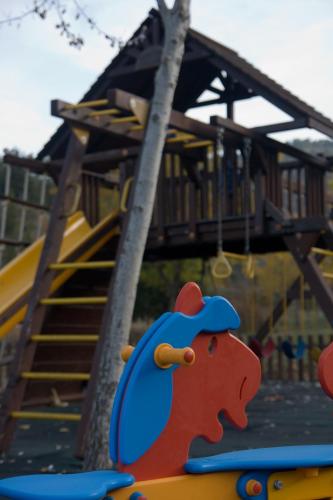 兒童遊樂場, 哈瓦蘭布里小木屋假日公園 (Cabanas de Javalambre) in 塞拉卡馬雷納