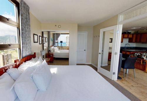 36th Floor Deluxe Ocean View Condo with Free Parking & Wifi condo - image 11