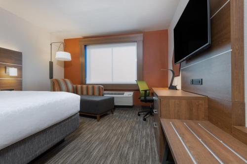 Holiday Inn Express & Suites Colorado Springs South I-25 - image 7