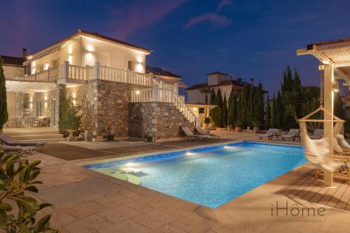 The Beach House - Mansion with Swimming Pool