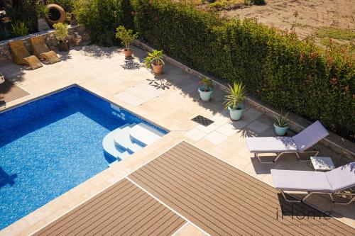 The Beach House - Mansion with Swimming Pool