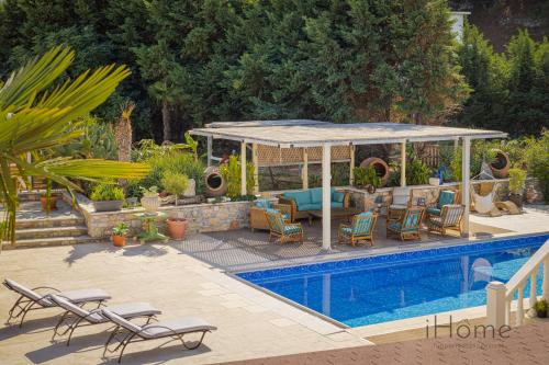 The Beach House - Mansion with Swimming Pool