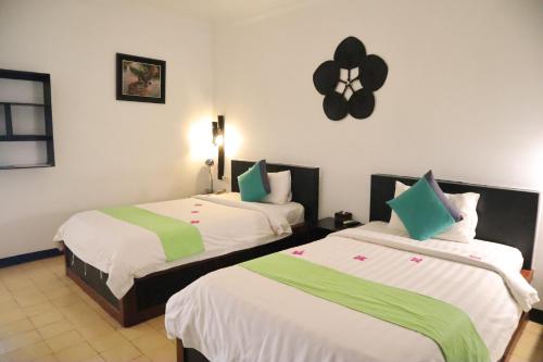 Twin Room with Pool View  image 10