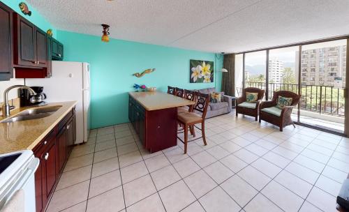 Deluxe Condo Near Waikiki Beach - Free Parking