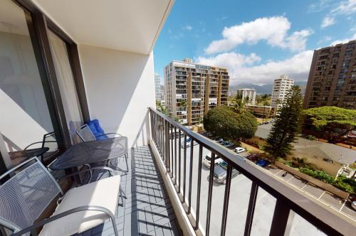 Deluxe Condo Near Waikiki Beach - Free Parking - image 3